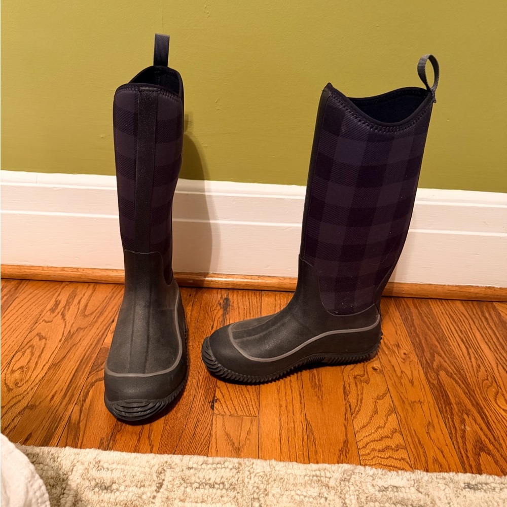 Stylish Black Plaid Winter Boots